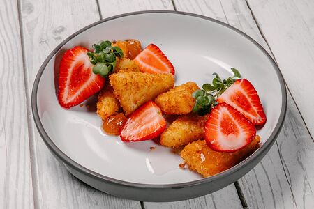 Жареный сыр сулугуни с соусом из белой черешни