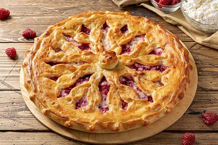 Осетинский пирог с творогом и малиной