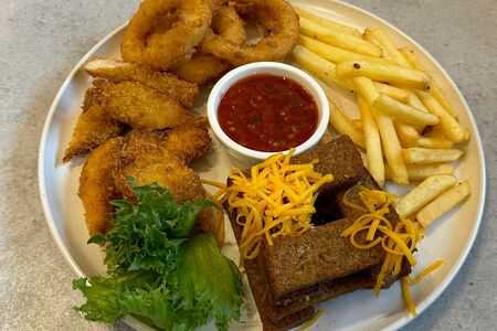 Большая тарелка болельщика с двумя соусами на выбор