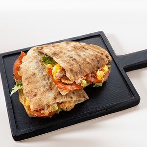 С омлетом и овощами