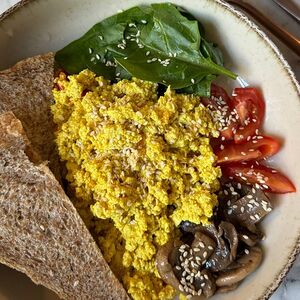 Скрэмбл с теплым хлебом