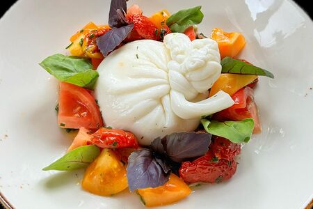 Фермерская буратта с тепличными томатами и оливковым маслом 