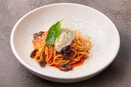 Тальятелле с оливками и сыром страчателла