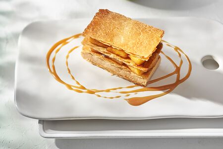 Мильфей с карамельными яблоками