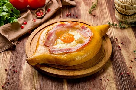 Хачапури по-аджарски с беконом