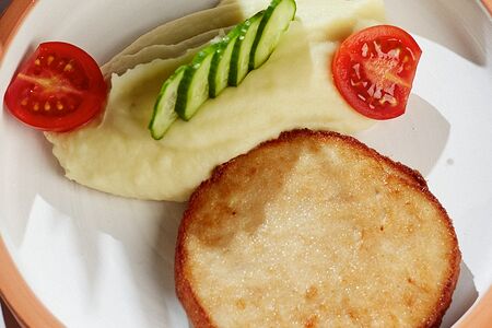 Котлета из цыпленка с гарниром на выбор