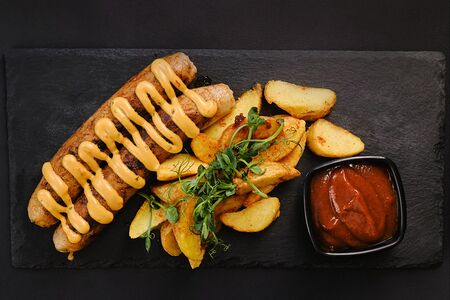 Купаты с картофелем по-деревенски в соусе BBQ