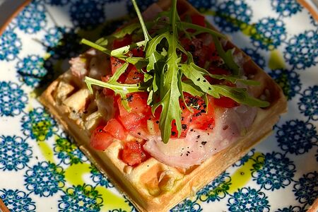 Вафля с ветчиной и сыром моцарелла