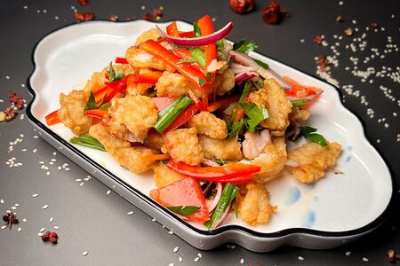 Салат с жареной рыбой под цитрусовым соусом