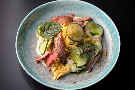 Скрэмбл с ростбифом, картофельно-трюфельным муссом и малосольным огурцом