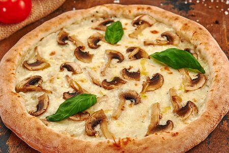 Пицца с грибами и трюфельной пастой
