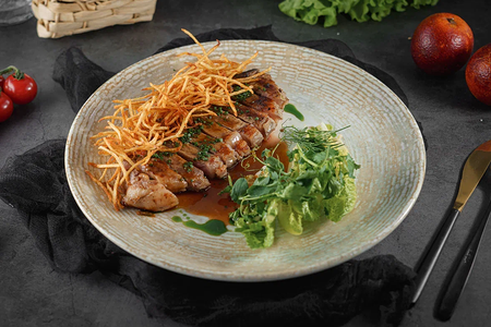 Стриплоин-стейк с картофелем пай и зеленым салатом