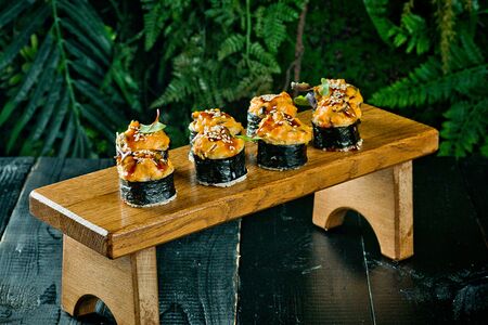 Запеченный ролл с мидиями