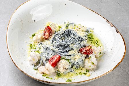 Черные спагетти с креветками