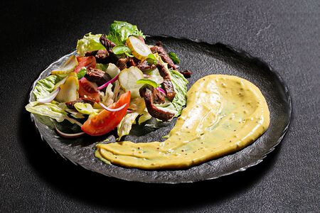 Теплый салат с говядиной и  горчичным соусом