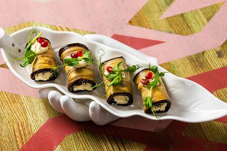 Рулетики из баклажанов с начинкой из сыра 