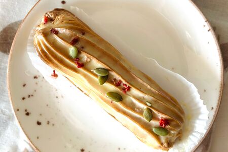 Эклер клубничный