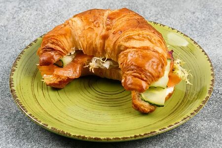 Круассан с семгой