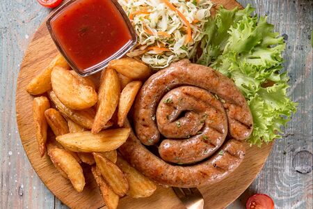 Мюнхенские колбаски с гарниром и соусом