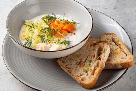 Уха Финская с лососем и гренками