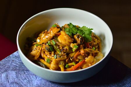 Жареная лапша по-китайски с морепродуктами