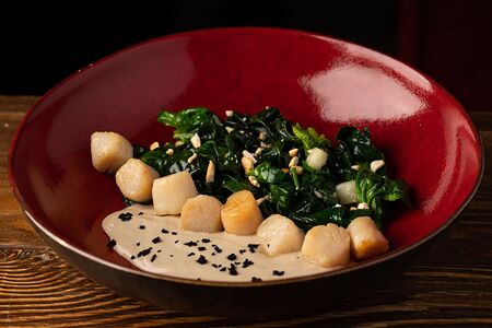 Курильские гребешки со шпинатом, грушей и грибным муссом