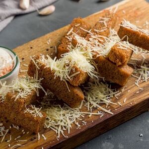 Гренки с чесноком и сыром