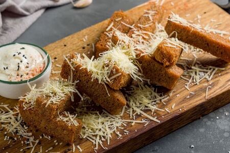 Гренки с чесноком и сыром