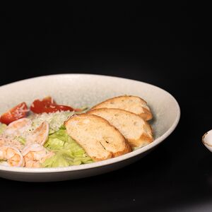 Салат Цезарь с креветками