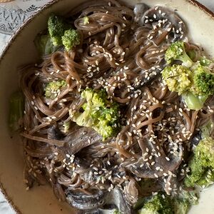 Соба с брокколи и грибами в кокосовом соусе