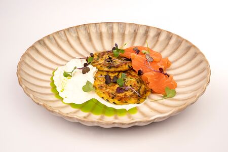 Оладьи из цукини с лососем и страчателлой