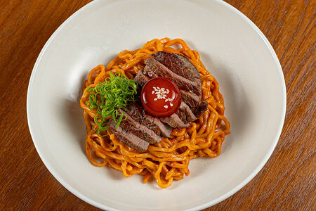 Стейк из говядины и лапша