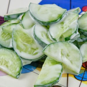 Салат из огурцов со сметанкой