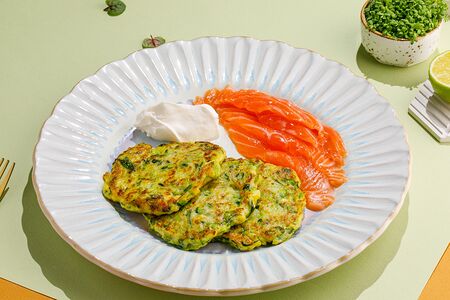 Семга шеф-посола с оладьями из цуккини 