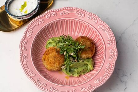 Щучьи котлеты с картофельным пюре и шпинатом