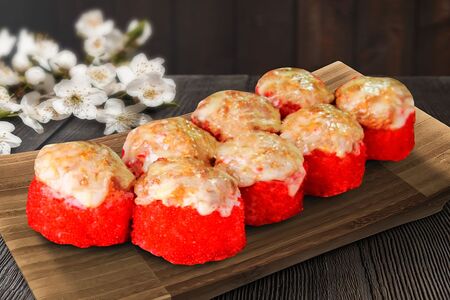 Запеченный ролл с тунцом