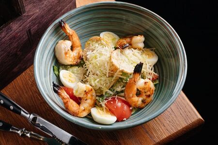 Цезарь с креветками 