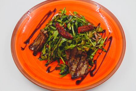 Салат с телятиной на гриле