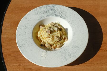 Тальятелле с белыми грибами и шафраном в сливочном соусе