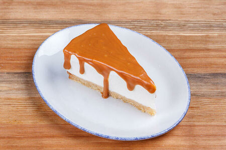 Чизкейк с тёплым карамельным соусом