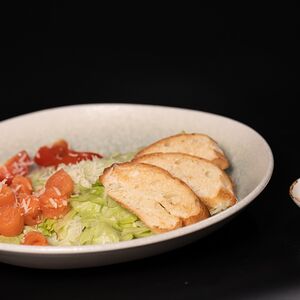 Салат Цезарь с лососем