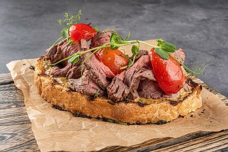Брускетта с ростбифом