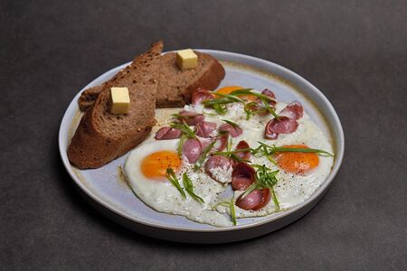 Яичница с сосисками и зерновым тостом