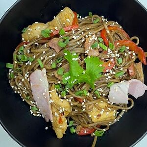 Соба с цыпленком и беконом