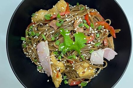 Соба с цыпленком и беконом