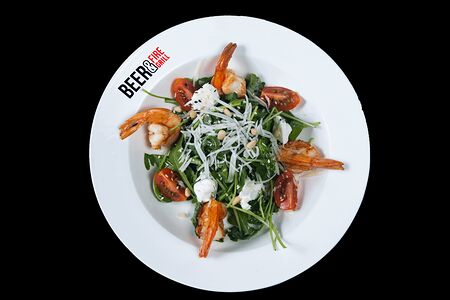 Салат с тигровыми креветками и рукколой