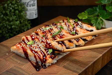 Суши-пицца с креветками и крабом