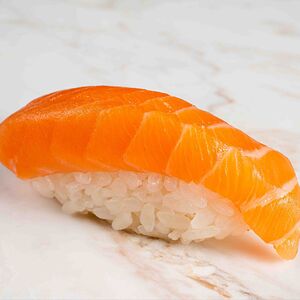 Суши с лососем