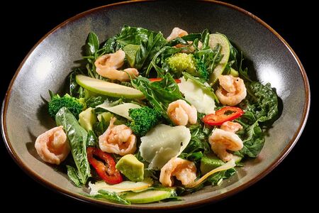 Зеленый салат с яблоком и креветками