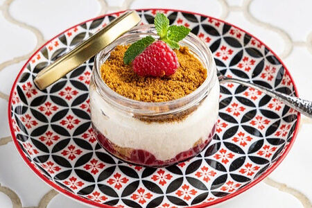 Маскарпоне с печеньем лотос и малиной